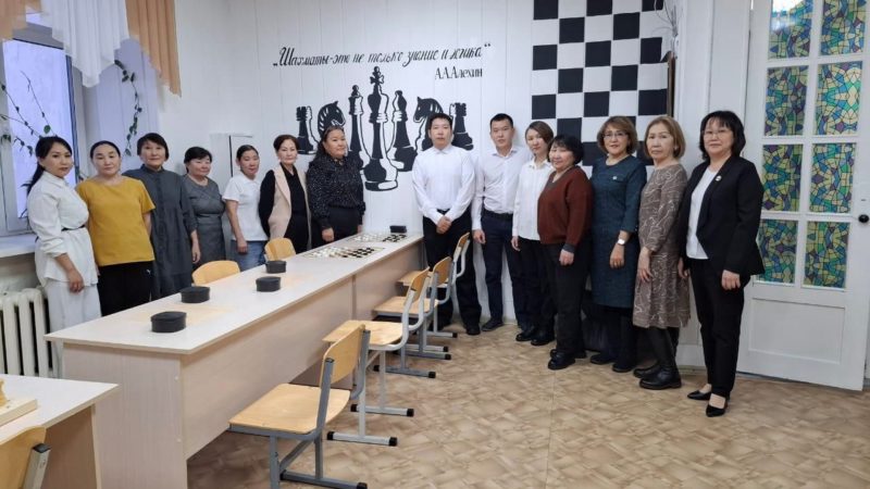 Педагоги по шахматам прошли обучение на курсах повышения квалификации по методике профессора И.Г. Сухина. Курсы проведены при поддержке Николаев-Центра в Вилюйском Центре развития интеллектуального спорта на базе МБУДО ИТЦ «Кэскил» им. Н.И. Протопоповой 13-15 ноября 2024 года.